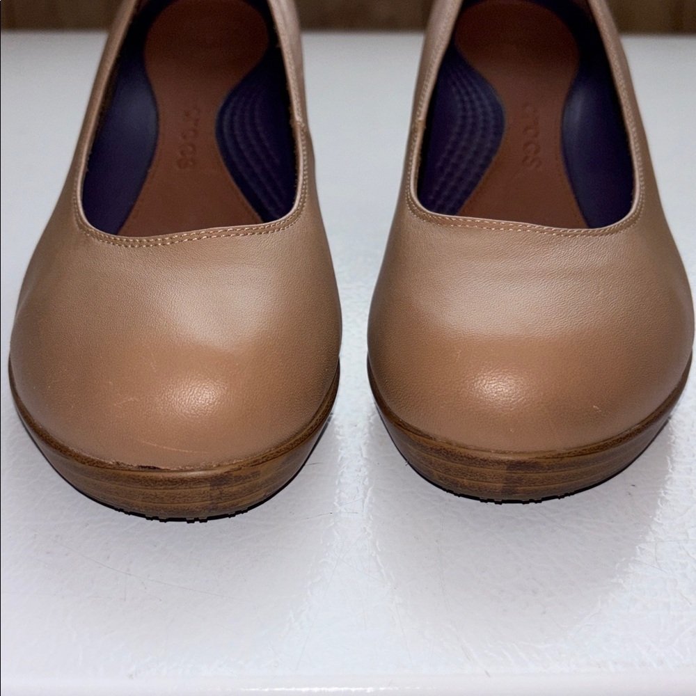 Crocs Tan Brown Wedge Dress Shoes Slip On Comfort Platform 3” Heel Women Size 8 - Picture 9 of 11